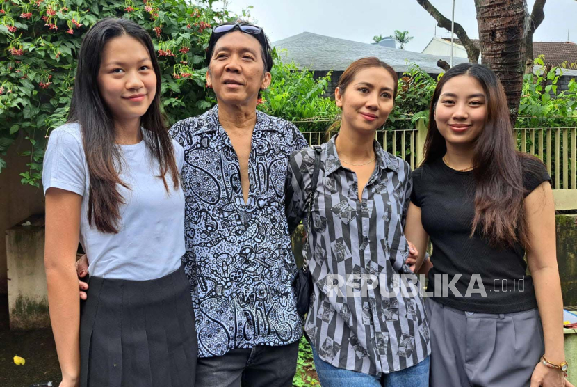 Bimbim Slank datang bersama istri dan dua putrinya ke TPS 31 di Jalan Potlot, Duren Tiga, Jakarta Selatan, untuk mencoblos di gelaran Pemilu 2024, Rabu (14/2/2024). 