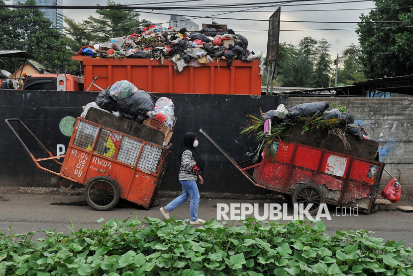 Warga berjalan di dekat Bank Sampah Depo Menteng Atas, Setiabudi, Jakarta, Senin (4/11/2024).