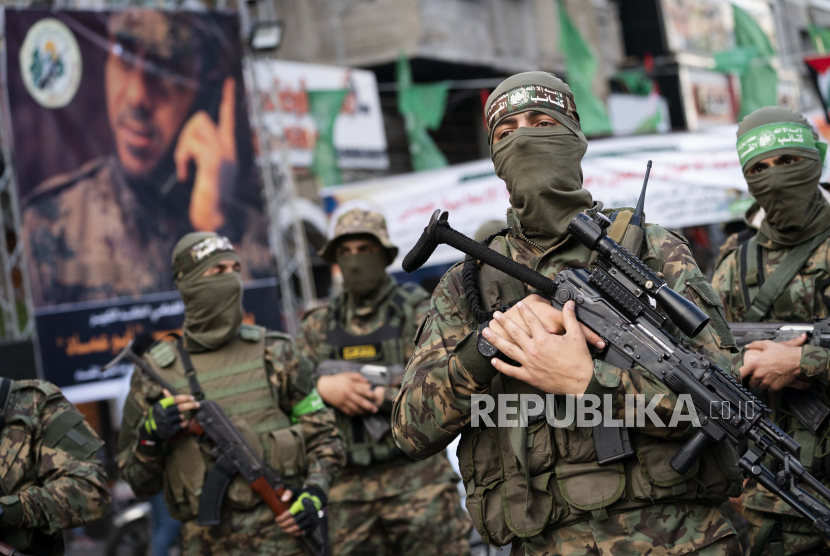 Militan Hamas berparade di jalan-jalan untuk Bassem Issa, seorang komandan Hamas, yang dibunuh oleh tindakan militer Angkatan Pertahanan Israel sebelum gencatan senjata dicapai setelah perang 11 hari antara penguasa Hamas Gaza dan Israel, di Kota Gaza, Sabtu , 22 Mei 2021.