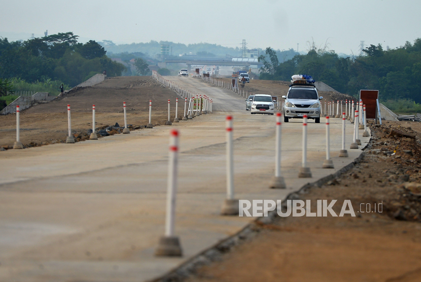 Kendaraan memanfaatkan Jalur Fungsional Jalan Tol Solo-Jogja di Sawit, Boyolali, Jawa Tengah. Jasa Marga akan memfungsikan Tol Jogja-Solo sepanjang 13 kilometer saat libur Nataru.