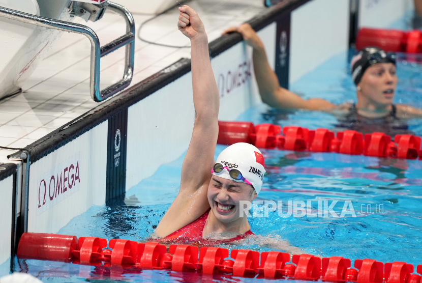 Zhang Yufei dari China bereaksi setelah memenangkan emas di Final Kupu-Kupu 200m Putri selama Olimpiade Tokyo di Tokyo Aquatics Centre, di Tokyo, Jepang, 29 Juli 2021.