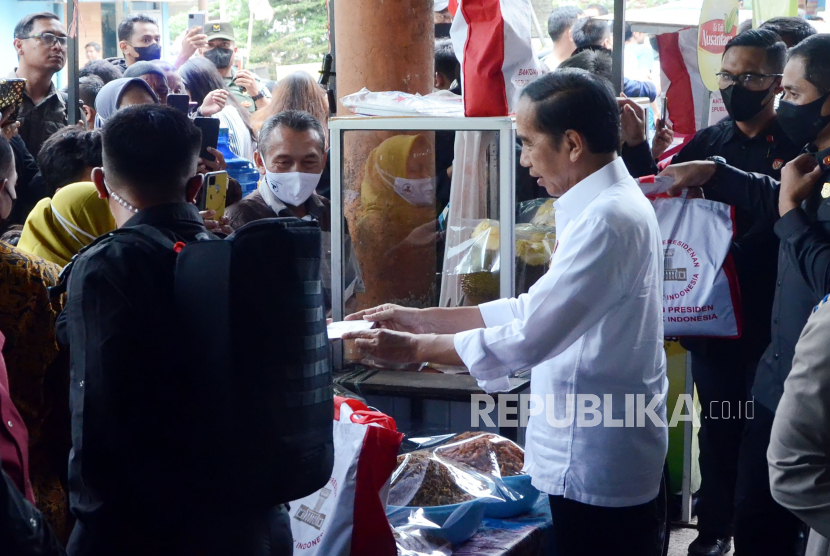 Presiden Joko Widodo (Jokowi) saat mengunjungi Pasar Kosambi, Kota Bandung, Jawa Barat, Kamis (13/10/2022). 