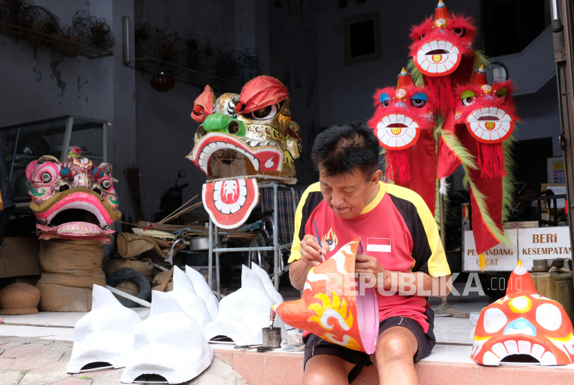 Perajin Barongsai yang berasal dari Desa Serang, Kabupaten Cirebon, Jawa Barat, menjelang Imlek mulai kembali menerima pesanan dari berbagai daerah, setelah pandemi COVID-19 menurun dan pemerintah mencabut pemberlakuan pembatasan kegiatan masyarakat (PPKM).