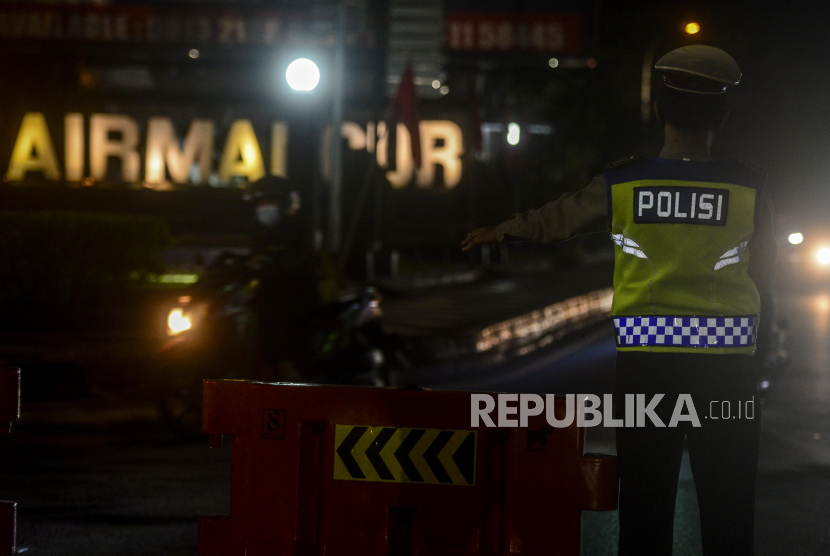 Polisi mengatur lalu lintas saat penutupan ruas Jalan Jenderal Sudirman, Kota Bogor, Jawa Barat, Senin (5/5) malam. penutupan tersebut dilakukan untuk membatasi mobilitas warga di malam hari pada masa Pemberlakukan Pembatasan Kegiatan Masyarakat (PPKM) Darurat untuk mengurangi penyebaran virus Covid-19. Republika/Putra M. Akbar