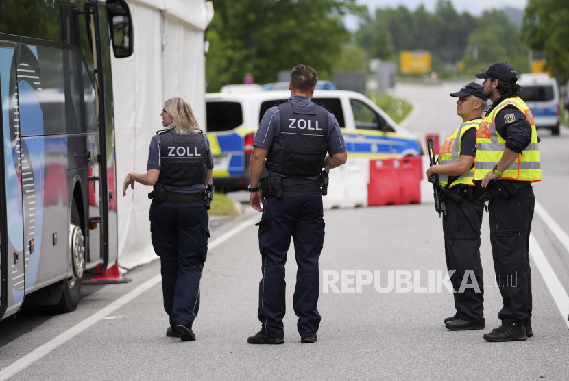 Petugas polisi mengendalikan bus di pos pemeriksaan dekat perbatasan Austria dan Jerman di Mittenwald, Jerman, Rabu, 22 Juni 2022. KTT G7 berlangsung di kastil 