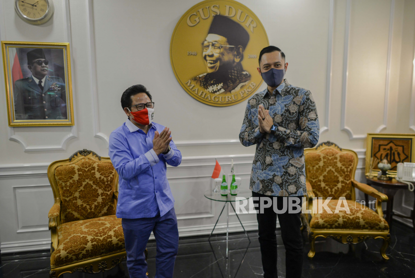 Ketua Umum Partai Kebangkitan Bangsa (PKB) Muhaimin iskandar (kiri) menyambut kedatangan Ketua Umum Partai Demokrat Agus Harimurti Yudhoyono (kanan) saat berkunjung ke kantor DPP PKB, Jakarta, Rabu (8/7). Kunjungan tersebut dalam rangka silaturahmi bersama Ketua Umum Partai Kebangkitan Bangsa (PKB) Muhaimin iskandar serta membahas kemungkinan koalisi di beberapa daerah dalam pilkada 2020.