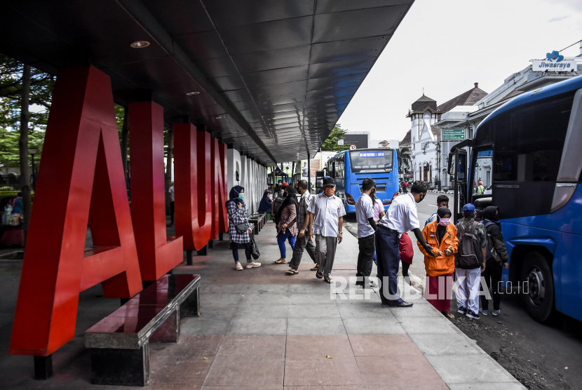 Sejumlah penumpang berjalan keluar dari bus Damri di Halte Alun-Alun Bandung, Kota Bandung, Rabu (3/6). Damri menyiapkan 2.133 armada bus untuk menyambut libur Natal dan Tahun Baru.