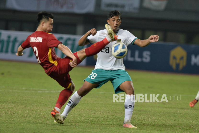 Penyerang Timnas Indonesia U19 Rabbani Tasnim Siddiq berebut bola dengan pemain Vietnam saat pertandingan Piala AFF U19 di Stadion Patriot Candrabhaga, Bekasi, Jawa Barat, Sabtu (2/7/2022). Pertandingan berakhir imbang tanpa gol.
