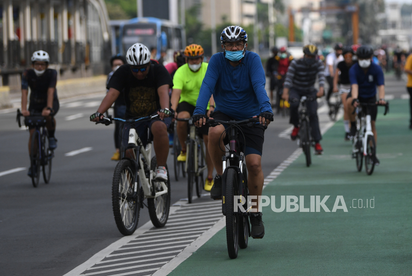 Sejumlah warga bersepeda di kawasan Bundaran Hotel Indonesia, Jakarta, Ahad (7/11/2021). Warga Jakarta mulai terlihat ramai berolahraga di masa PPKM Level 1. 