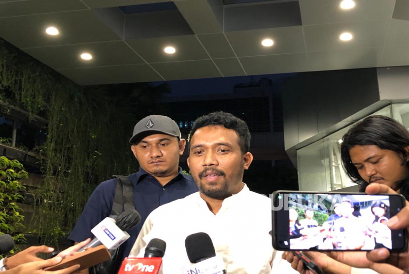 Rustam (kemeja putih), paman David Ozora yang menjadi korban penganiayaan Mario Dandy Satrio saat memberikan keterangan kepada pers soal kondisi keponakannya di Rumah Sakit Mayapada, Kuningan, Jakarta Selatan, Senin (27/2/2023).