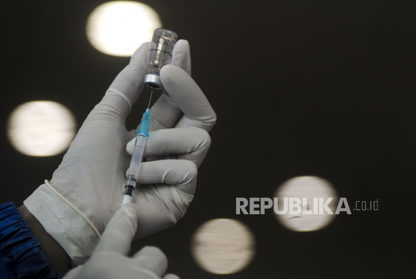 Petugas memasukan vaksin Covid-19 ke suntikan di Rumah Sakit Darurat (RSD) Wisma Atlet, Jakarta, Rabu (20/1). Sebanyak 2.630 tenaga kesehatan di RSD Wisma Atlet Kemayoran menjalani vaksinasi COVID-19 secara bertahap. Vaksinasi terhadap para tenaga kesehatan ini diprioritaskan karena mereka bersinggungan langsung dengan pasien.  Republika/Putra M. Akbar