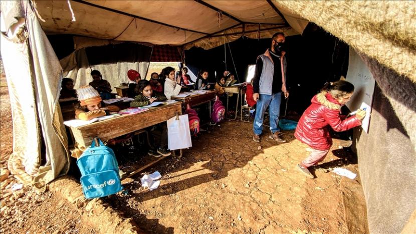 Sedikitnya 186 anak laki-laki dan 200 perempuan menerima pendidikan di tenda di kamp pengungsi di Idlib, Suriah barat laut - Anadolu Agency