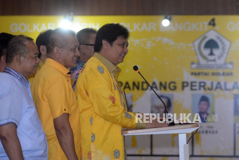 Ketua Umum Partai Golkar Airlangga Hartarto didampingi para pengurus partai memberikan keterangan terkait pelaksanaan pilkada serentak 2018 di Kantor DPP Partai Golkar, Jakarta, Senin(25/6).