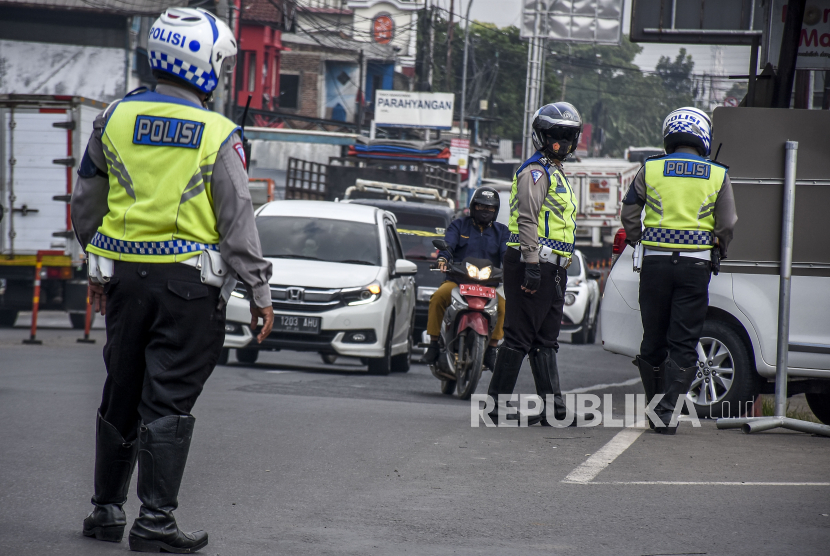 Petugas kepolisian mengatur arus lalu lintas saat penyekatan (ilustrasi)
