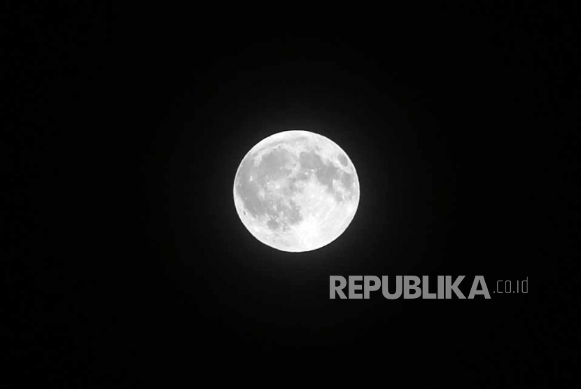 Pemandangan gerhana bulan penumbra, dilihat dari Aceh,Sabtu (6/5/2023). Gerhana bulan penumbra terjadi ketika Bulan, Matahari, dan Bumi berada pada garis sejajar.
