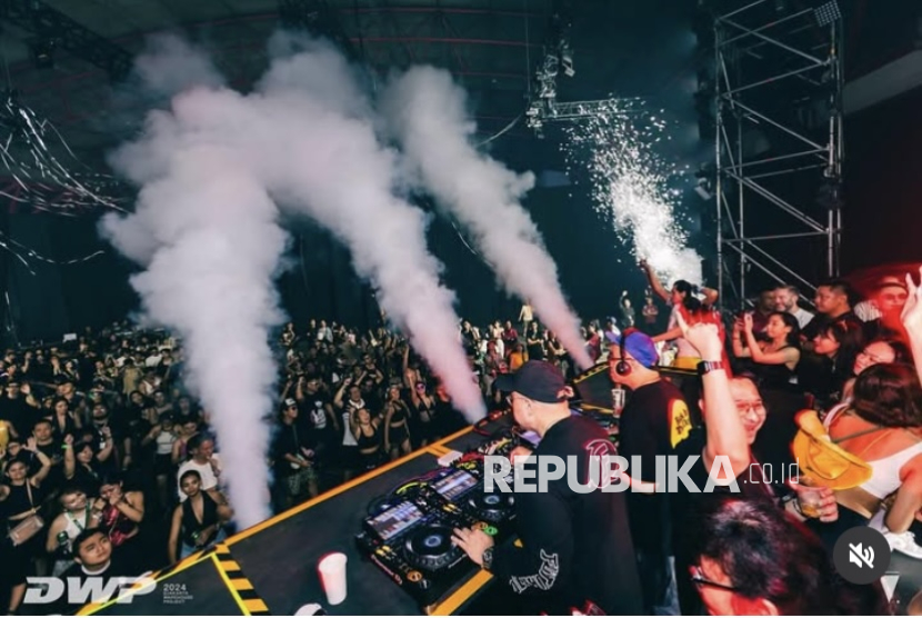 Pengunjung memadati gelaran Djakarta Warehouse Project 2024 di Jakarta International Expo Kemayoran, Jakarta, Desember 2024.