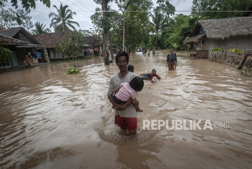 Badan Nasional Penanggulangan Bencana (BNPB) mencatat 1.709 rumah terendam akibat hujan deras dan pasang air laut (rob) yang melanda Kabupaten Pinrang, Sulawesi Selatan.
