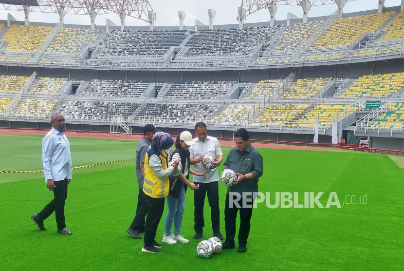 Ketua Umum PSSI Erick Thohir meninjau kesiapan Stadion Gelora Bung Tomo (GBT) Surabaya sebagai salah satu calon venue Piala Dunia U-20 tahun 2023, Senin (13/3/2023). 