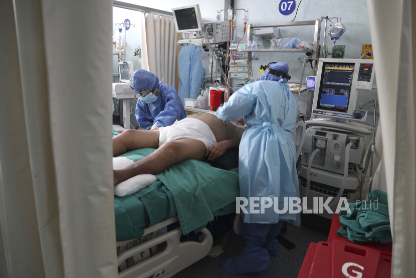 Pasien Covid-19 menjalani perawatan di ruang unit perawatan intensif (ICU). Penggunaan steroid menjadi dilema tersendiri dalam perawatan pasien Covid-19 mengingat risikonya dalam menimbulkan nekrosis avaskular. 