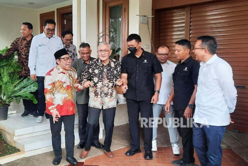 Ketua Umum PKB Muhaimin Iskandar dan Wapres ke-6 RI Try Sutrisno menyampaikan keterangan pers usai bertemu di kediaman Try, Menteng, Jakarta Pusat, Sabtu (20/5/2023). Foto: Febryan