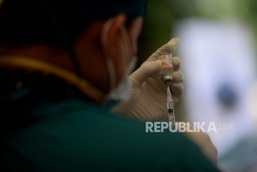 Pemerintah Kabupaten Tangerang melaksanakan kegiatan vaksinasi Covid-19 bagi pasien penderita atau penyintas komorbid pada Ahad (8/8). Sebanyak 700 orang yang memiliki komorbid dengan berbagai penyakit bawaan seperti kanker disuntik vaksin dalam kegiatan tersebut. (Foto: Petugas kesehatan menyiapkan vaksin Covid-19)