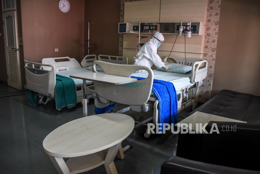 Tenaga kesehatan merapikan tempat tidur pasien di Ruang Isolasi Zam-Zam di RSUD Al-Ihsan, Baleendah, Kabupaten Bandung, (ilustrasi).