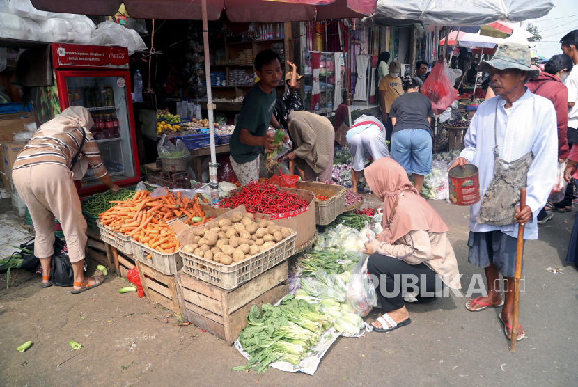  Orang-orang berbelanja sayuran di pasar tradisional di Bogor,  Rabu (3/5/2023). 