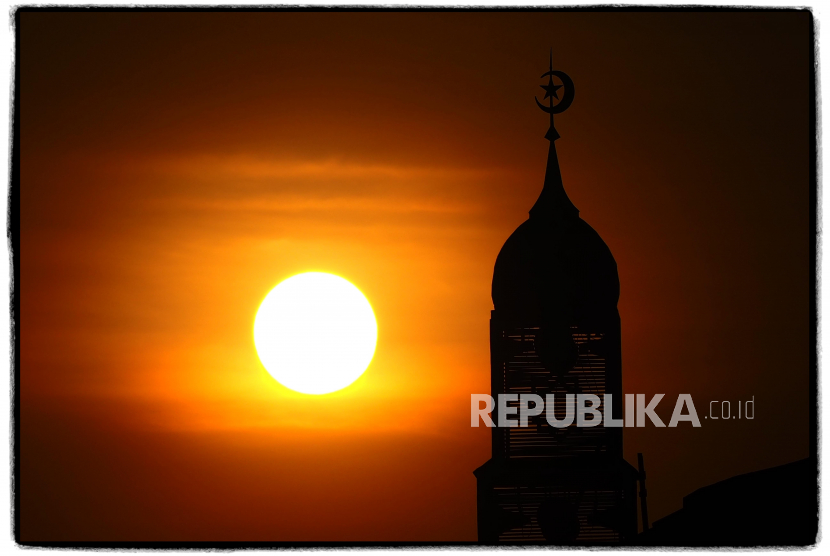 Arab Saudi Bangun Dua Masjid di Pakistan. FOTO: ILUSTRASI SUNSET, MENARA MASJID, ILALANG, SILUET