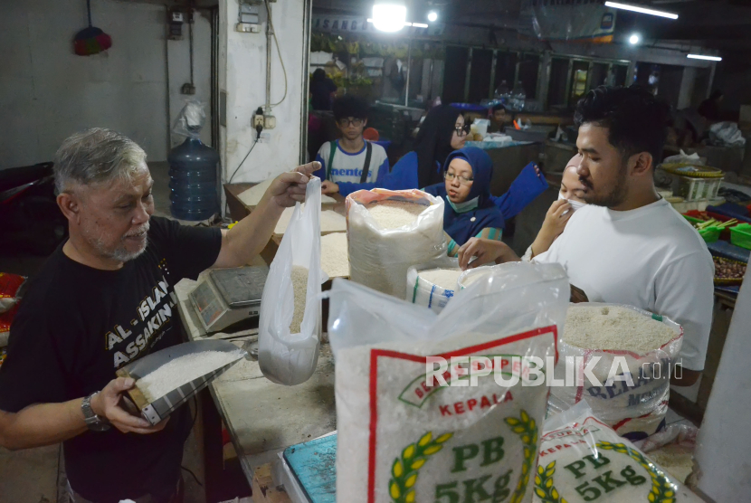 Pedagang beras melayani pembeli di Pasar Kosambi, Kota Bandung, Jawa Barat, Senin (11/3/2024). 