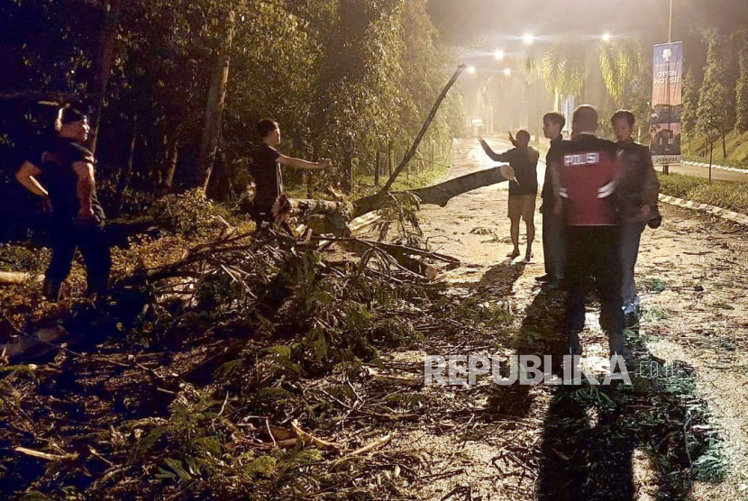 Puting beliung terjadi di kawasan elit Resort Dago Pakar, Kecamatan Cimenyan, Kabupaten Bandung, Jumat (29/12/2023) sekitar pukul 17.30 Wib. Akibat peristiwa tersebut, sejumlah pohon tumbang dan atap rumah mengalami kerusakan namun nihil korban jiwa. 
