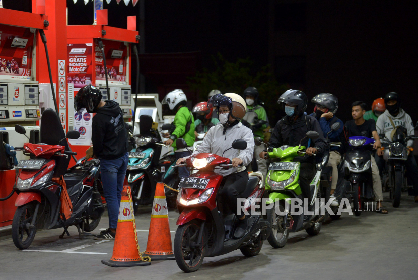 Warga memadati sejumlah SPBU di Tangerang untuk mengantisipasi kelangkaan setelah harga BBM naik. (ilustrasi)