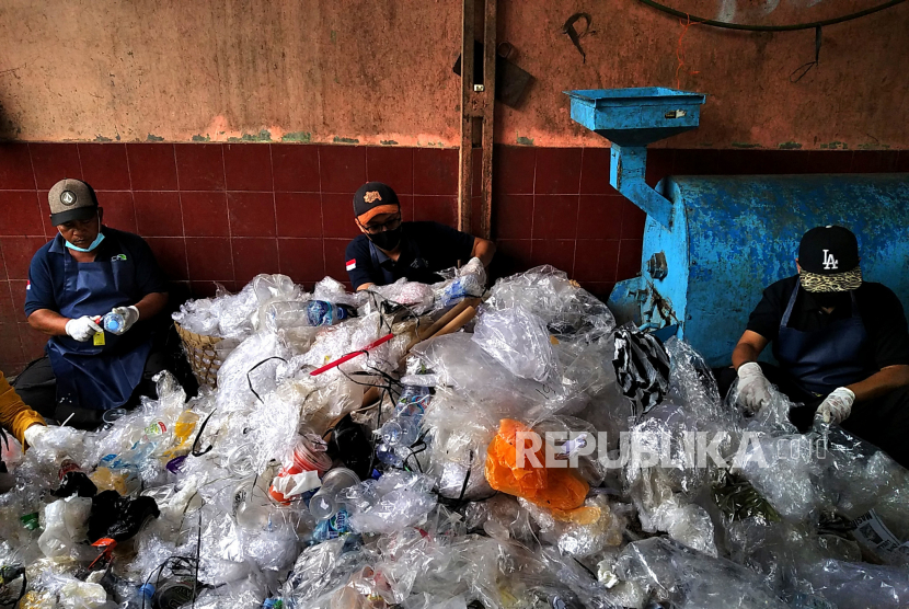Pekerja memilah sampah plastik di depo sampah Yogyakarta. Pemerintah Kota Yogyakarta akan memusatkan pemilahan spah plastik dari 29 pasar rakyat ke depo sampah Giwangan. Langkah ini diambil untuk mendukung program nol sampah anorganik.
