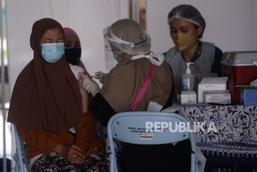 Petugas medis menyuntikkan vaksin Covid-19 kepada warga rumah susun (rusun) Jatinegara Barat di Jakarta, Jumat (18/6). Kegiatan vaksinasi dengan kuota 250 orang tersebut diharapkan dapat memenuhi target herd immunity atau kekebalan kelompok di DKI Jakarta pada Agustus tahun ini.Prayogi/Republika.