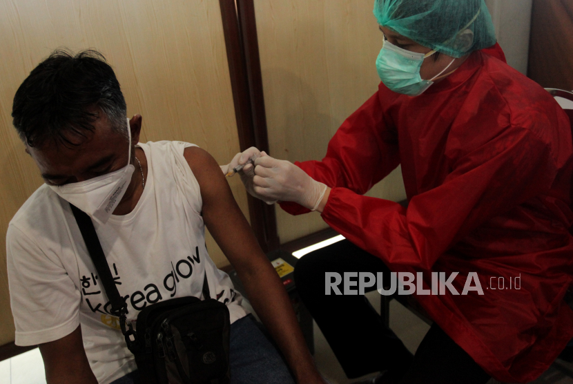 Petugas kesehatan menyuntikkan vaksin COVID-19 kepada warga saat Vaksinasi COVID-19 Gotong Royong di kawasan industri Rungkut, Surabaya, Jawa Timur, Ahad (8/8/2021). Vaksinasi COVID-19 yang digelar salah satu perusahaan di kawasan industri tersebut menyasar pekerja serta keluarganya dengan target penerima vaksin sekitar 800 orang. 