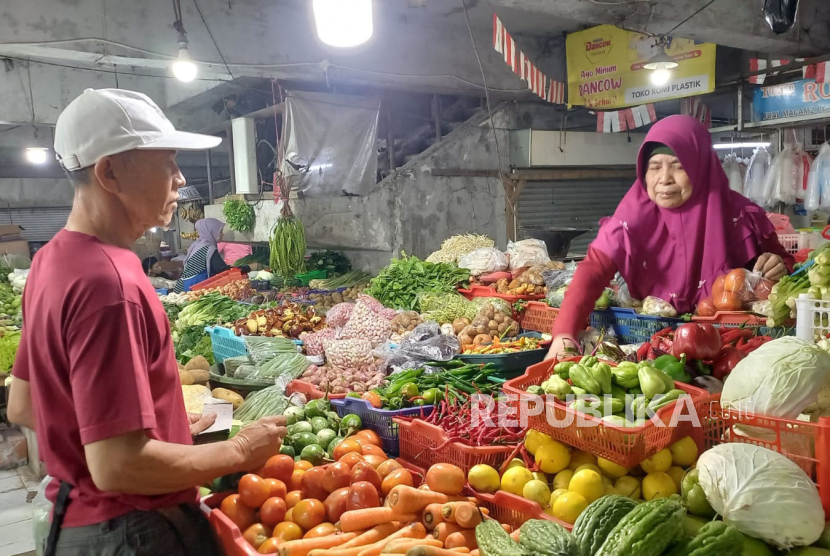Sejumlah pedagang cabai, pedagang telur dan ayam tengah melayani pembeli di Pasar Tradisional, Kota Bandung, Rabu (28/2/2024) (ilustrasi).