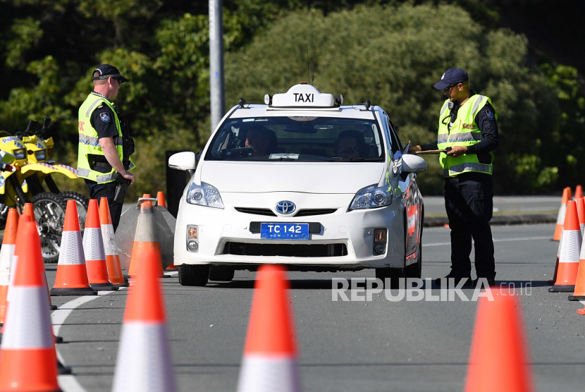  Petugas polisi memeriksa taksi di titik pemeriksaan di perbatasan negara bagian Queensland-New South Wales di Coolangatta di Gold Coast, Queensland, ilustrasi