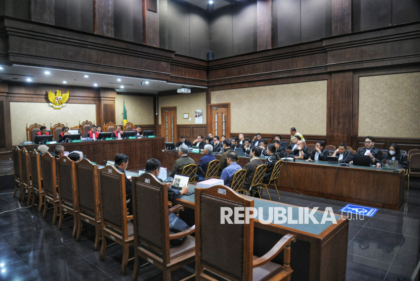 Sejumlah terdakwa kasus dugaan korupsi tata niaga komoditas timah di wilayah izin usaha pertambangan (IUP) PT Timah tahun 2015-2022 saat menjalani sidang lanjutan di Pengadilan Tipikor, Jakarta, Senin (9/12/2024). Sidang tersebut beragendakan pembacaan tuntutan oleh Jaksa Penuntut Umum (JPU).