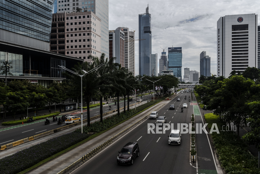 Kendaraan melintas di Jalan Jenderal Sudirman, Jakarta, Jumat (29/4/2022). Ditlantas Polda Meto Jaya meniadakan aturan ganjil genap di 13 ruas jalan Ibu Kota mulai 29 April hingga 6 Mei 2022 atau selama masa libur dan cuti bersama Lebaran 2022. 