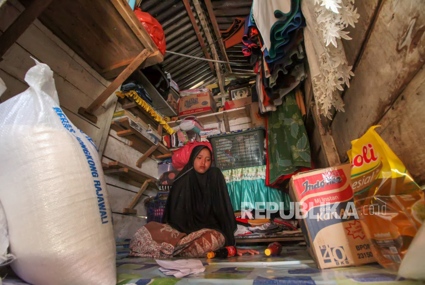 Warga miskin di Aceh, berada di dalam rumah gubuk tak layak huni miliknya di Desa Utengkot, Lhokseumawe, Aceh. (ilustrasi)