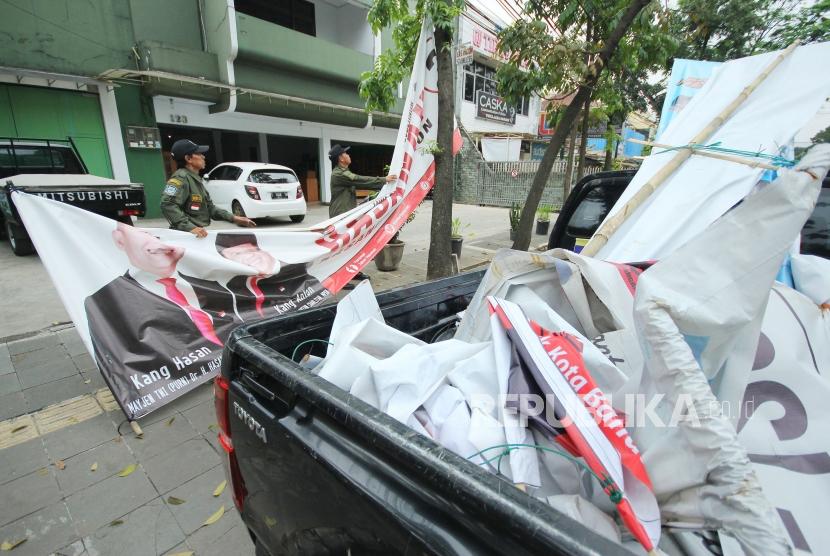 Tim Panwaslu mencopot Alat Peraga Kampanye (APK) yang tersisa di Jalan Jenderal Gatot Subroto, Kota Bandung, Senin (25/6).