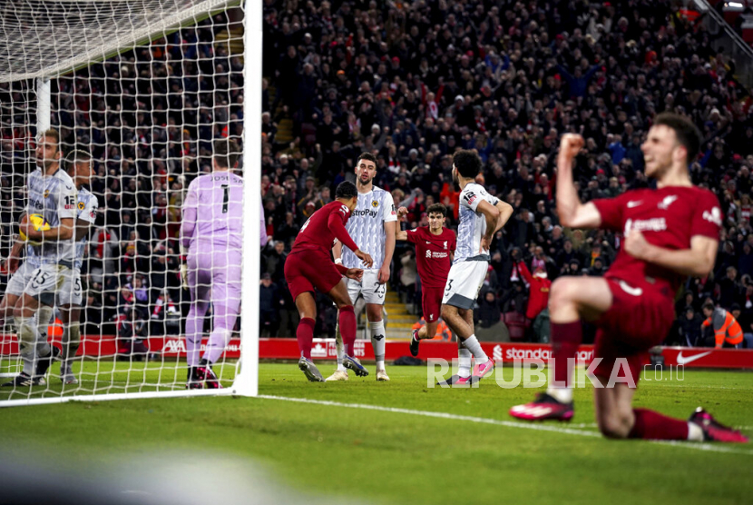 Para pemain Liverpool merayakan gol ke gawang Wolverhampton Wanderers dalam lanjutan Liga Primer Inggris. 