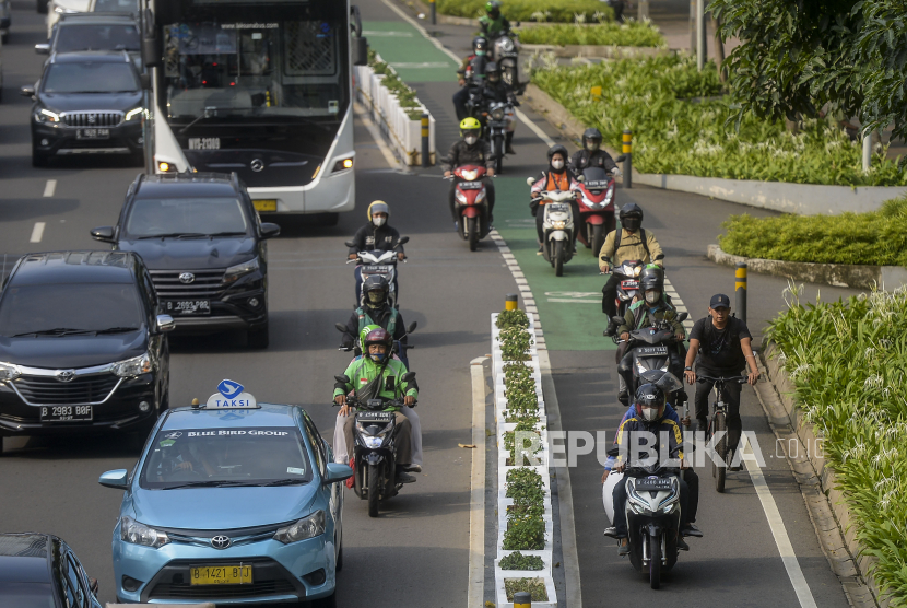 Pesepeda melintasi jalur sepeda di kawasan Sudirman, Jakarta, Rabu (21/9/2022). Guru Besar FKM UI: 60 Persen Penyakit tidak Menular karena Pencemaran Udara