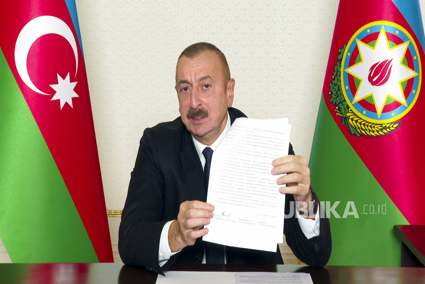 Presiden Azerbaijan Ilham Aliyev ada Jumat (27/1/2023) mengecam keras aksi terorisme di Kedutaan Besar Azerbaijan di Teheran, yang menyebabkan satu penjaga kedutaan tewas dan dua orang terluka. 