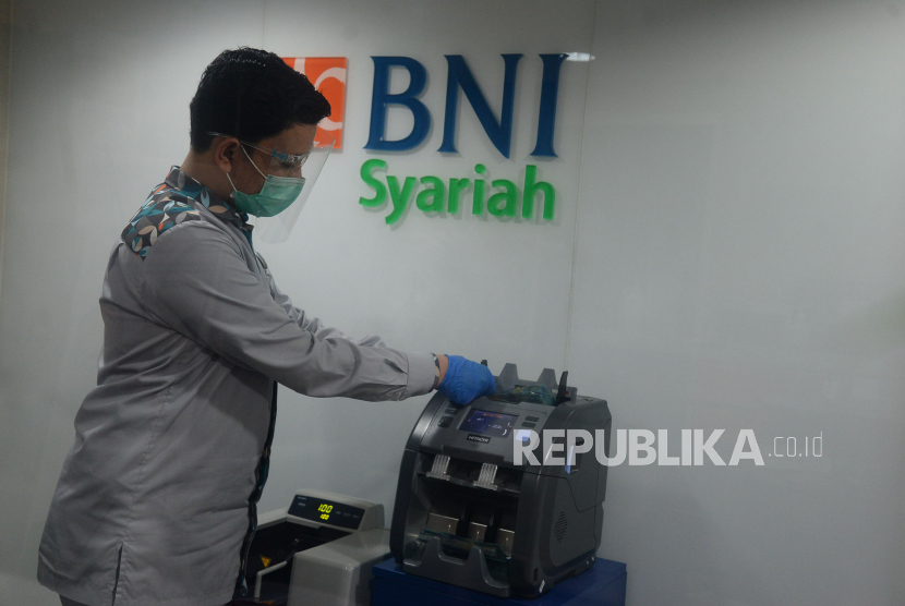 Karyawan melayani transaksi nasabah di Bank BNI Syariah (ilustrasi). BNI Syariah perluas ekspansi di Jawa Timur untuk optimalkan potensi keuangan syariah di sana.Prayogi/Republika