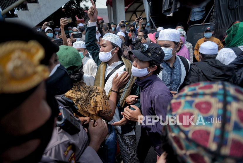 Simpatisan Habib Rizieq Shihab memadati area Pengadilan Negeri Jakarta Timur.