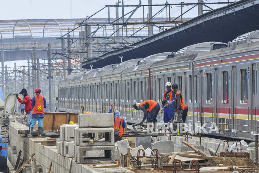 Sejumlah pekerja beraktifitas di proyek revitaliasi Stasiun Bekasi, Jawa Barat, Selasa (18/8/2020). Menurut data Direktorat Jenderal Perkeretaapian, revitalisasi stasiun Bekasi yang menjadi bagian dari pembangunan jalur dwi ganda (Double-Double Track/DDT) Mangggarai-Cikarang telah mencapai 44 persen dan ditargetkan selesai pada tahun 2021. 