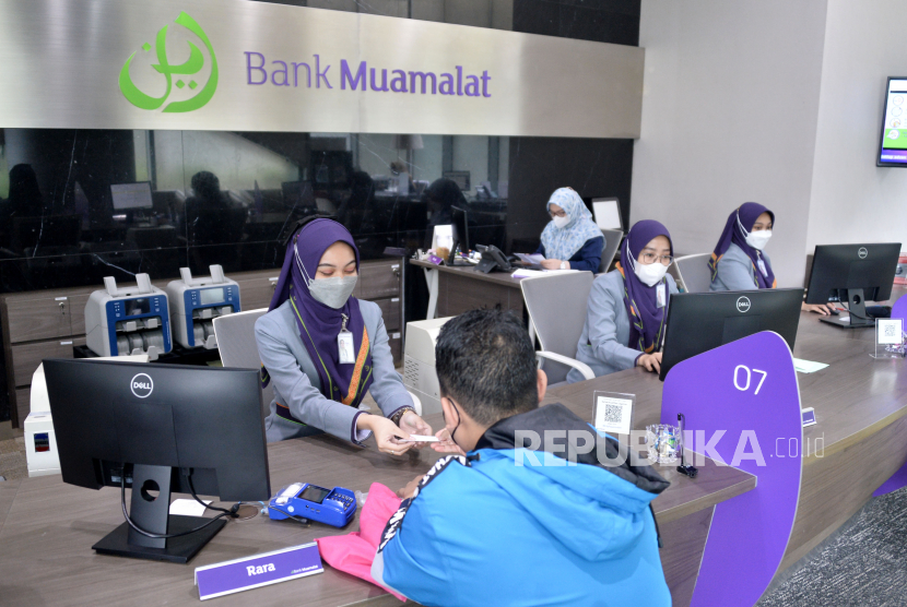Suasana layanan perbankan Bank Muamalat di Muamalat Tower, Jakarta, Senin (20/2/2023). Bank Muamalat mencatatkan pertumbuhan laba sebelum pajak sebesar 316 persen secara year on year (yoy). Dalam laporan keuangan tahun 2022 (diaudit), laba Bank Muamalat per 31 Desember 2022 tercatat sebesar Rp 52 miliar, meningkat lebih dari tiga kali lipat dari posisi 31 Desember 2021 yang sebesar Rp 12,5 miliar.