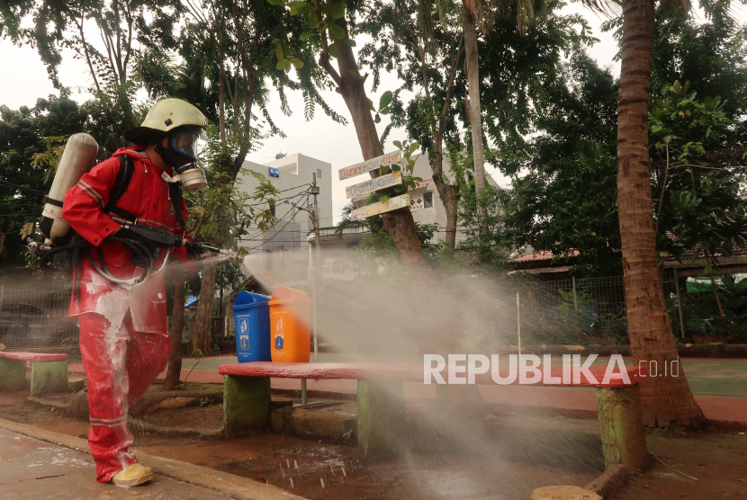 Berbagai fasilitas yang berada di TPU Jakarta Pusat ikut disemprot disinfektan. Ilustrasi.