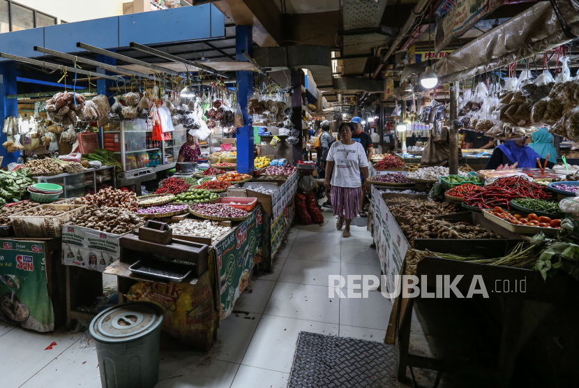 Warga berjalan usai berbelanja di Pasar Cisalak, Depok, Jawa Barat, Jumat (30/6/2023) (ilustrasi).