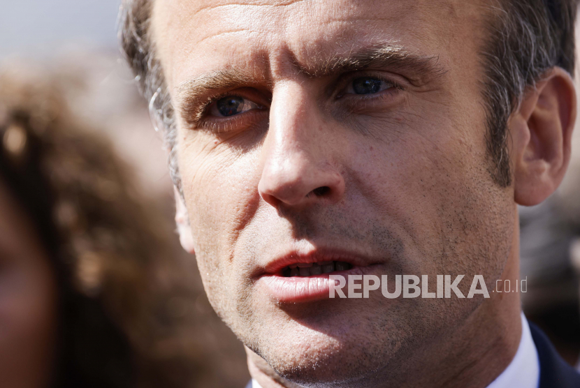  Kandidat presiden sentris dan Presiden Prancis Emmanuel Macron berbicara kepada wartawan selama pemberhentian kampanye Kamis, 21 April 2022 di Saint-Denis, di luar Paris. 